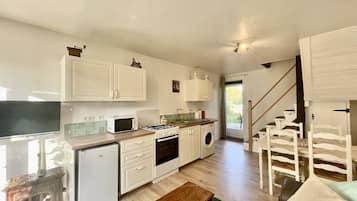 Comfort Cottage, Ensuite | Shared kitchen
