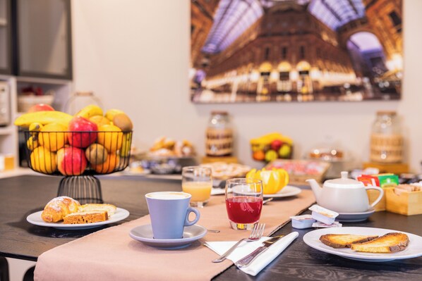 Free daily buffet breakfast  - Martini Suite (Milan)