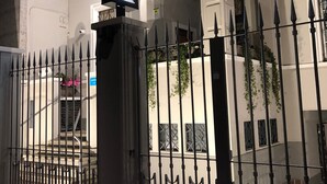 A gated entrance to a building with a sign that reads "MARTINI MILANO". - Martini Suite (Milan)