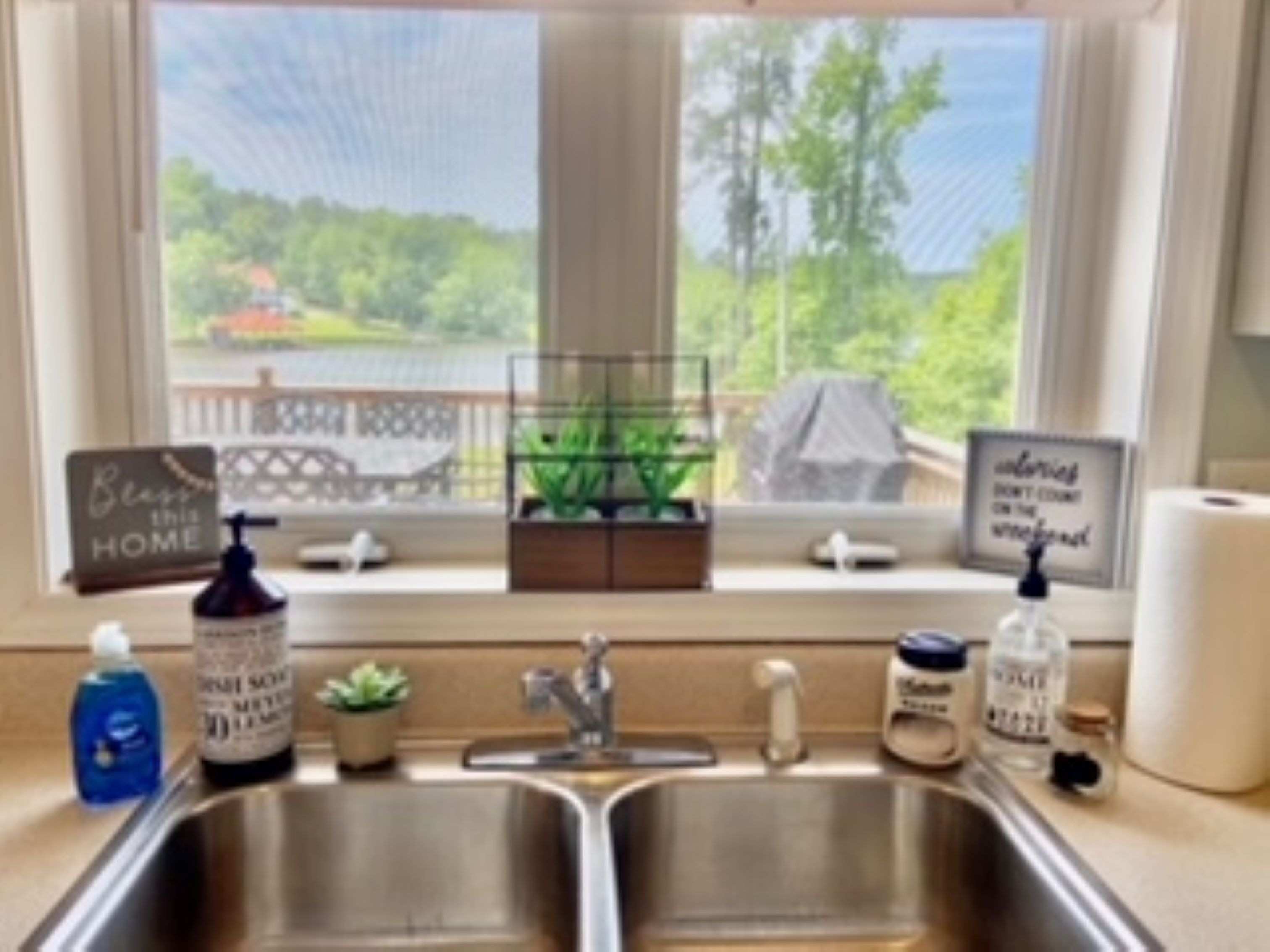 Serenity on Lake Sinclair 3bd 2bth Sleeps 11, Dock, Firepit, +On-Site Boat Ramp!