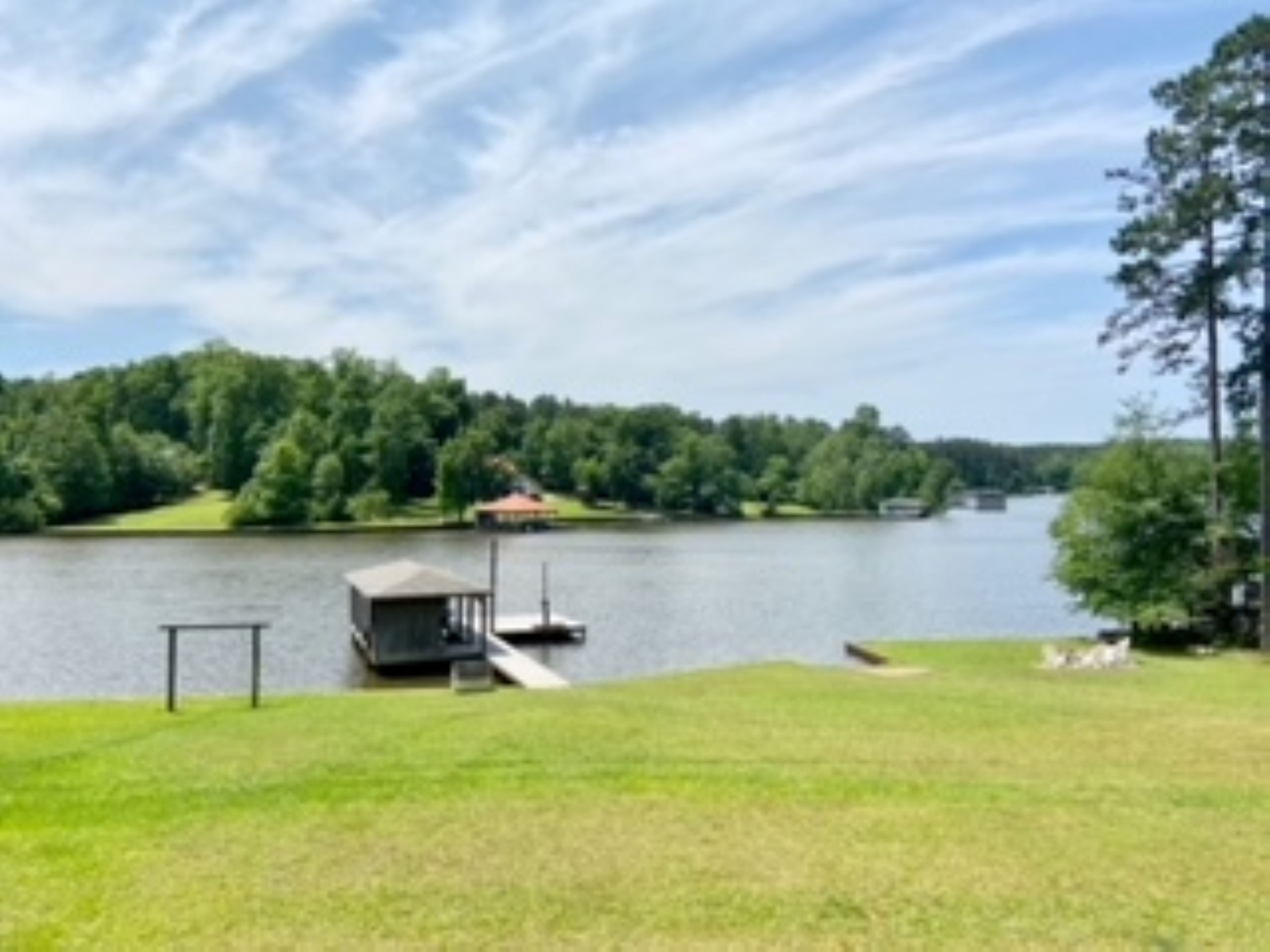 Serenity on Lake Sinclair 3bd 2bth Sleeps 11, Dock, Firepit, +On-Site Boat Ramp!