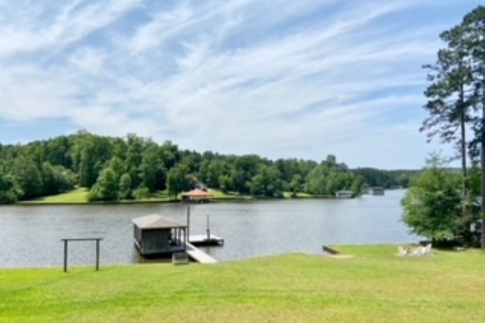 Serenity on Lake Sinclair 3bd 2bth Sleeps 11, Dock, Firepit, +On-Site Boat Ramp!