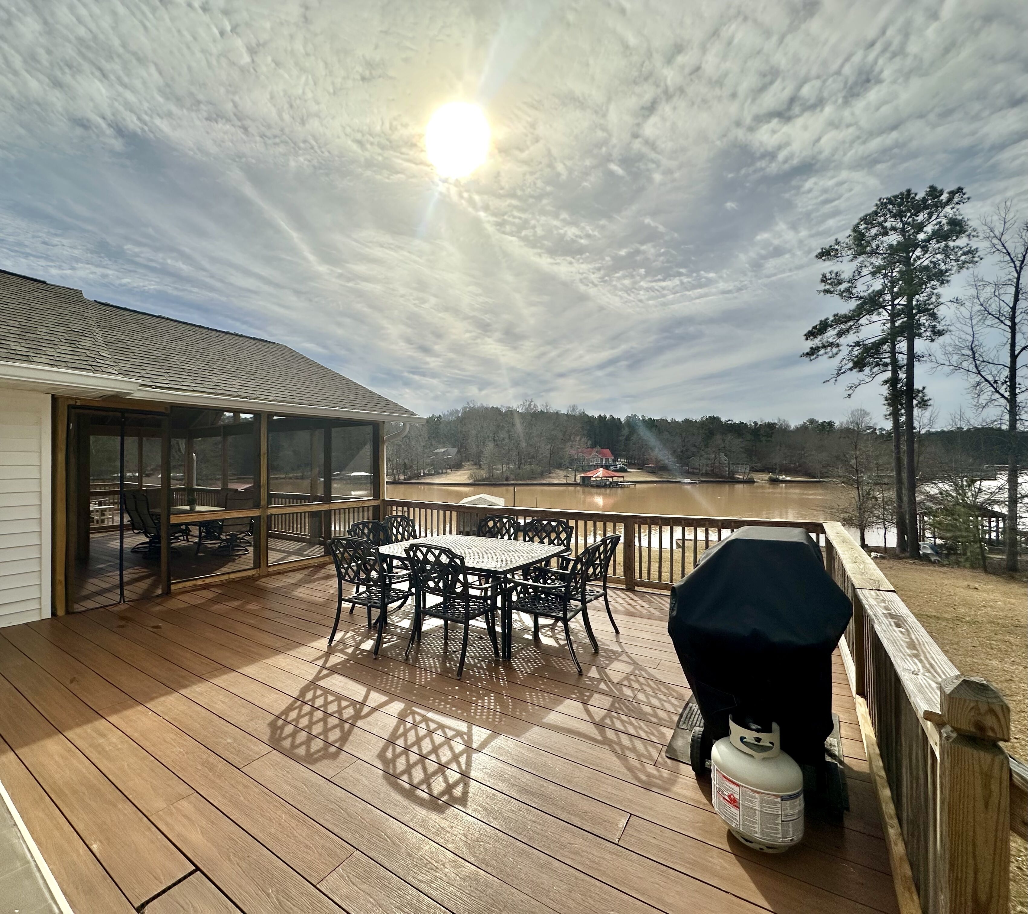 Serenity on Lake Sinclair 3bd 2bth Sleeps 11, Dock, Firepit, +On-Site Boat Ramp!