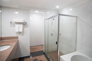 Habitación junior | Baño | Tina con regadera, tina profunda, amenidades de baño gratuitas 