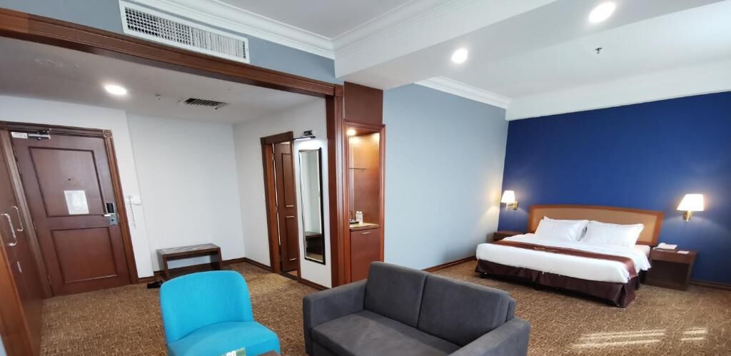 Minibar, caja de seguridad en la habitación y escritorio 