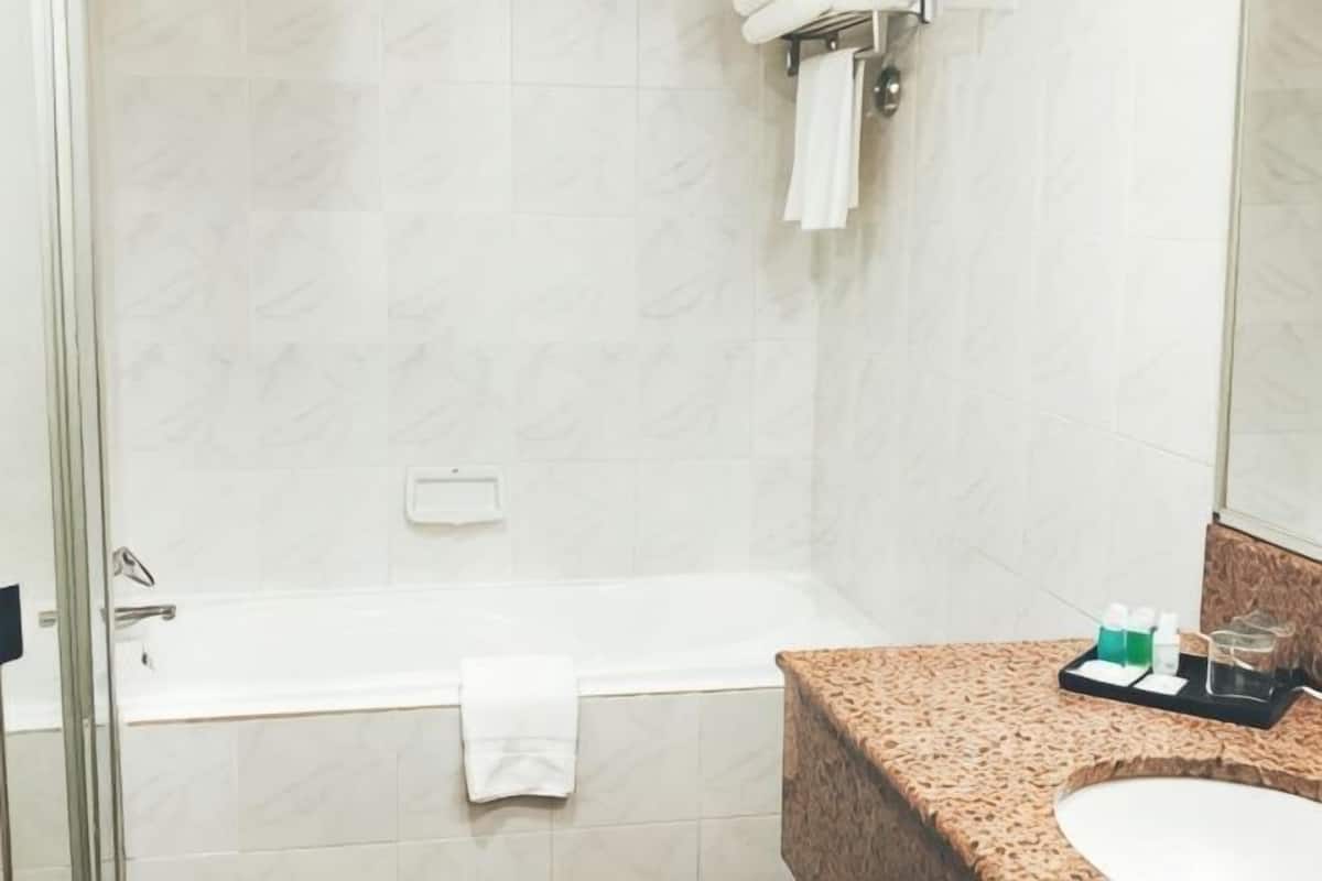 Combined shower/tub, deep soaking tub, free toiletries, hair dryer