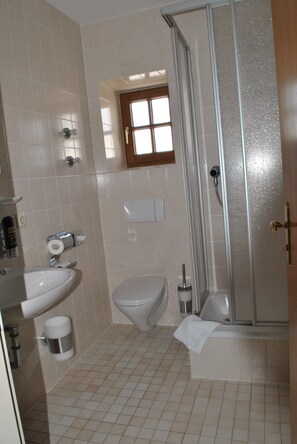 Shower, hair dryer, towels, soap - Gasthof Kampenwand Bernau (Bernau am Chiemsee)