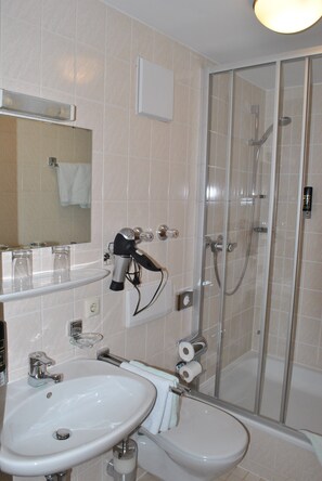 Shower, hair dryer, towels, soap - Gasthof Kampenwand Bernau (Bernau am Chiemsee)