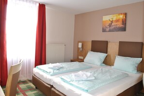 Desk, free WiFi, bed sheets - Gasthof Kampenwand Bernau (Bernau am Chiemsee)