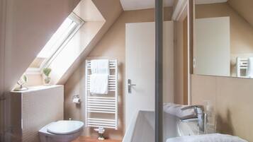 Apartment | Bathroom | Shower, hair dryer, towels, soap