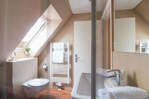 Apartemen | Kamar mandi | Shower, pengering rambut, handuk, dan sabun