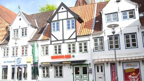 A row of traditional European buildings with a bar named "HAVANNA BAR" in the center. - Kajüte Am Nordermarkt (Flensburg)