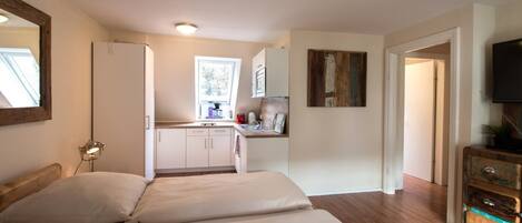 Full-sized fridge, microwave, oven, stovetop