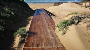位於海灘上、白沙、遮陽傘、海灘浴巾