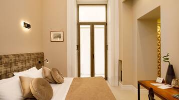 Superior tweepersoonskamer, balkon | Luxe beddengoed, bedden met traagschuimmatrassen, een minibar