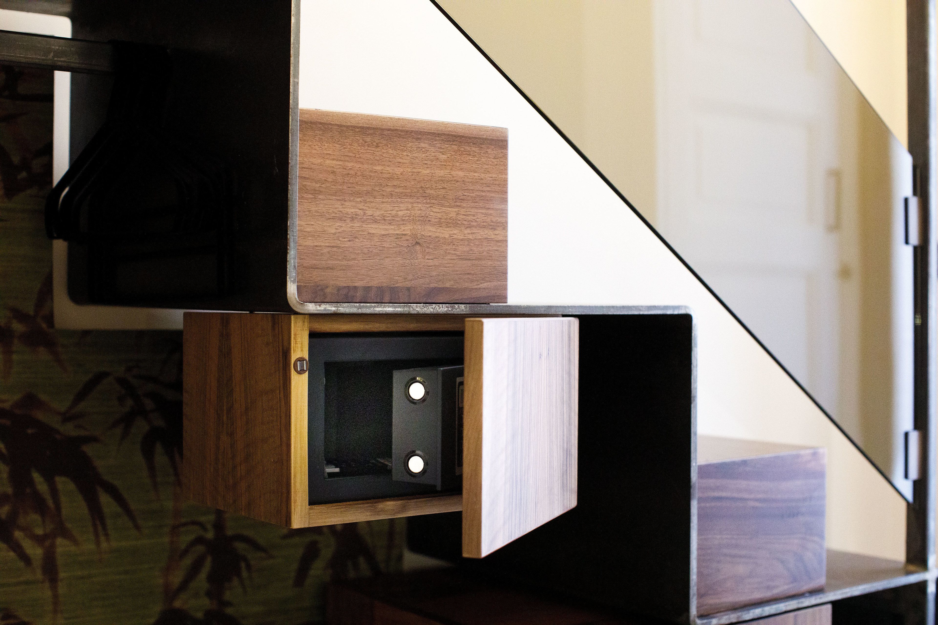 Un intérieur moderne avec un meuble en bois et une étagère noire.