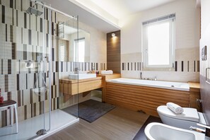Shower, rainfall showerhead, bidet, towels - Villa Giame (Pozzallo)