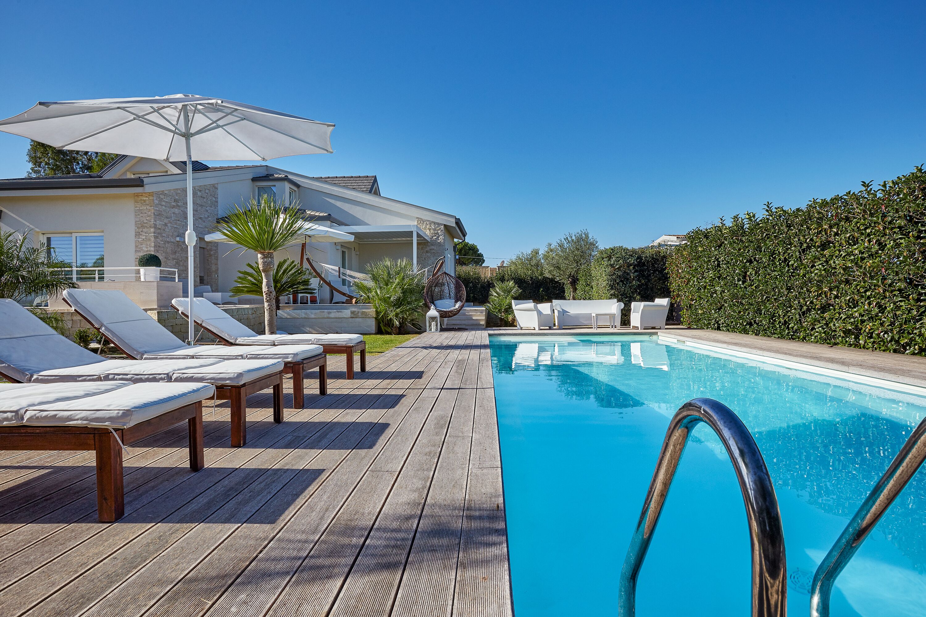 Außenpool (je nach Saison geöffnet), Liegestühle