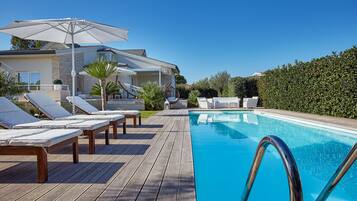 Außenpool (je nach Saison geöffnet), Liegestühle