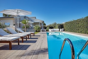 季节性开放的室外游泳池,日光浴躺椅