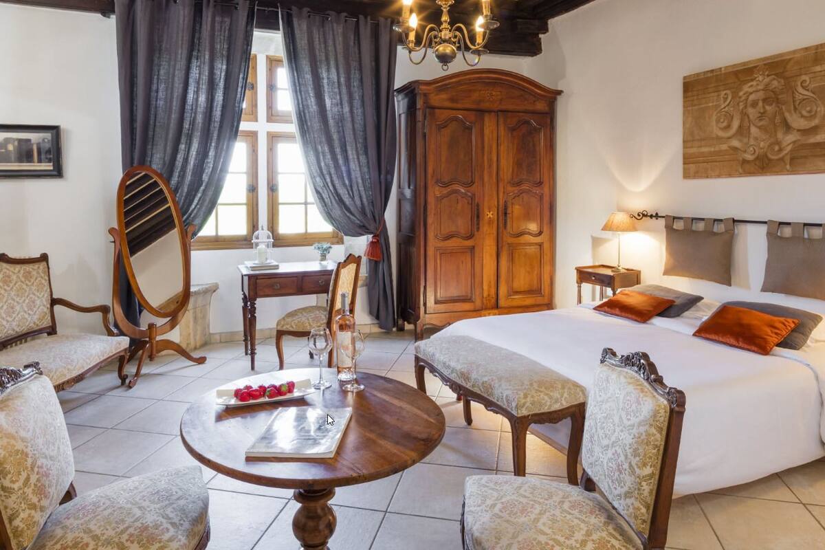 junior studio | individually decorated, iron/ironing board, free wifi, bed sheets