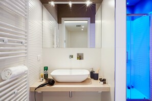 Design Apartment, 1 King Bed with Sofa bed | Bathroom | Shower, free toiletries, hair dryer, bidet