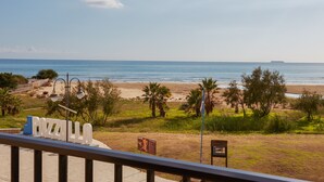 Une vue sur la plage avec un panneau indiquant « POZZALLO ».