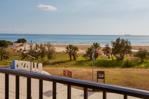 Apartamento de diseño, 3 habitaciones, vistas a la playa | Vistas al agua