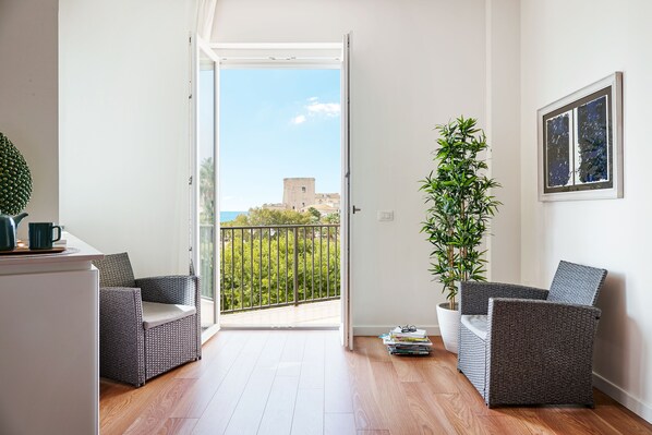 Departamento de diseñador, 3 habitaciones, vista a la playa | Vista al agua