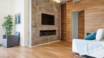 Apartamento design, 3 quartos, vista para a praia | Sala de estar | TV de tela plana