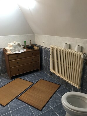 Quadruple Room (Napoleon) | Bathroom | Free toiletries, hair dryer, towels - Château Gaillard (Corbelin)