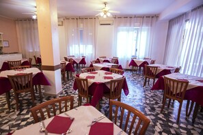 حيث تُقدم وجبات الإفطار، الغداء، الأطباق الإيطالية، إطلالات على الشاطئ