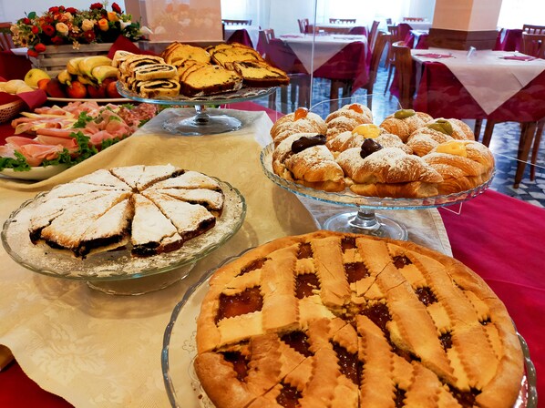 Se sirven desayunos, comidas y cocina italiana con vista a la playa
