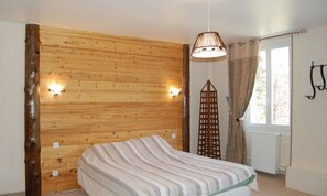 Double Room (Sapin) | Individually decorated, individually furnished, blackout drapes - Chambres d'hôtes Joly Saint Sauveur (Villard-Saint-Sauveur)