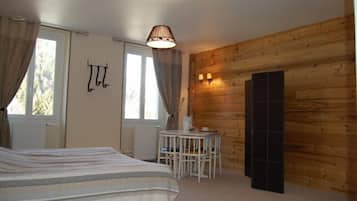 Habitación doble (Sapin) | Decoración personalizada, muebles diferentes y cortinas blackout
