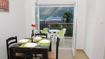 Departamento básico, varias camas, balcón, vista al mar | Servicio a la habitación
