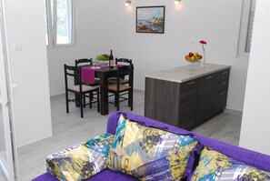 Apartamento conforto, 3 quartos, sacada, vista para o mar | Individualmente mobiliados, escrivaninha, quartos à prova de som