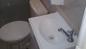 A bathroom with a toilet, sink, and shower. - Vista Alegre Hotel (Ibitinga)