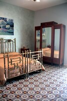 Sistema de insonorización, cunas gratuitas, wifi gratis y ropa de cama 