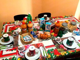 Desayuno con opciones de la cocina local incluido todos los días 