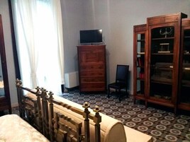 Sistema de insonorización, cunas gratuitas, wifi gratis y ropa de cama 