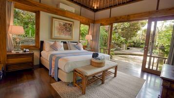 Kamar Deluks, 1 Tempat Tidur King, Bebas Asap Rokok, pemandangan kolam renang | Brankas, setrika/meja setrika, Wi-Fi gratis, dan seprai linen