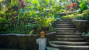 A stone staircase surrounded by lush tropical vegetation. - Umah Lawas Ubud (Ubud)