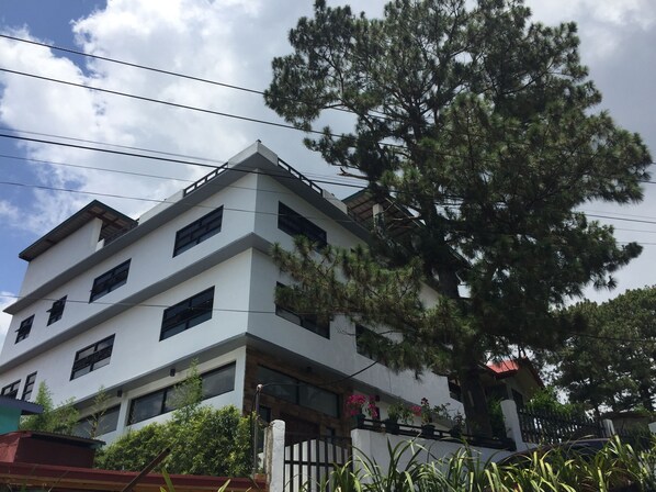 Exterior - Amazing Vacation Home with Nearby Amenities in Baguio City (Baguio)