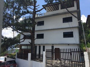 Exterior - Amazing Vacation Home with Nearby Amenities in Baguio City (Baguio)