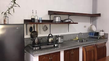 Stovetop, dishwasher, cookware/dishes/utensils, spices
