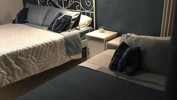 Luxury Quadruple Room | Desk, free cots/infant beds, free WiFi, bed sheets