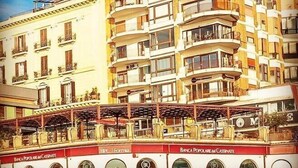 A multi-story hotel with balconies, a ground floor restaurant, and signage for 'Banca Popolare di Cassinette'. - Guest House Domus Cicerone (Formia)
