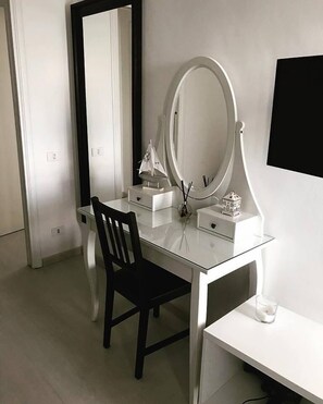 Deluxe Double Room | Desk, free cribs/infant beds, free WiFi, bed sheets - Guest House Domus Cicerone (Formia)