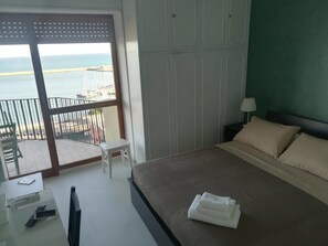 Deluxe Double Room | Desk, free cots/infant beds, free WiFi, bed sheets - Guest House Domus Cicerone (Formia)